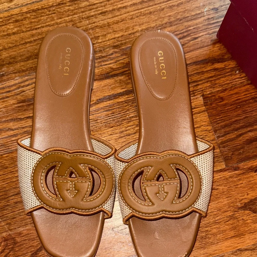 Gucci Brown and Cream Slide Sandals for Women - Picture 3 of 5
